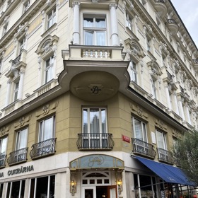 Jako první jsme zašli do Café Pupp, které najdete ve vyhlášeném Granhotelu Pupp.