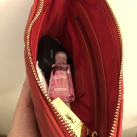 Podívali jsme se, jaký arzenál skrývá Markétino party psaníčko.