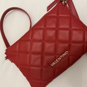 Stylové psaníčko pořídila v butiku It Girl na pražských Vinohradech za cenu 1499 Kč.