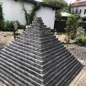 Malá Cheopsova pyramida, kterou dalibor Janda postavil