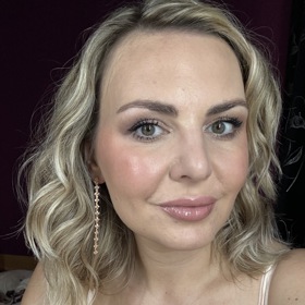 Z dražších řasenek si Kristina oblíbila typ Fan Fest Fanning & Volumizing od Benefit Cosmetics. Krásně zvýrazní řasy a nemaže se.