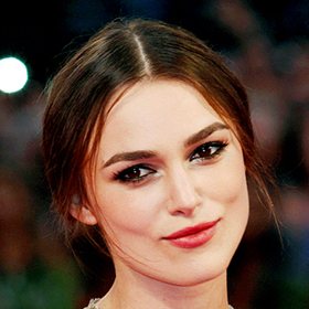 Keira Knightley si musela asi ťukat na čelo, když na ni Mark McCattipus začal přes schránku na dveřích mňoukat. Pak na chodníku křídou namaloval šipky, vedoucí k jejímu domu. Raději se přestěhovala.