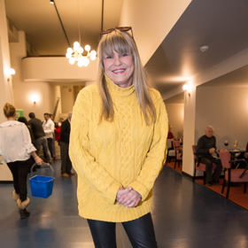 Chantal Poullain v netypickém žlutém svetru. 