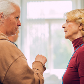 Režisérka Lenka Wimmerová během práce s herečkou Taťjanou Medveckou.