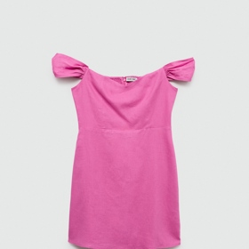 Poměrně netradiční střih lněných šatů v mini délce se spadlými rukávky najdete nyní v Mangu za 599 Kč.