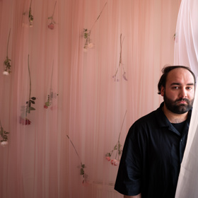 Návrhář Martin Kohout v interiéru, který vytvořil pro značku IQOS.