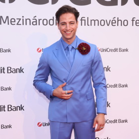 O šperky se Milanu Peroutkovi postaralo klenotnictví Halada Pařížská. 