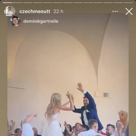 Oba novomanželé skončili na ramenech svatebčanů.