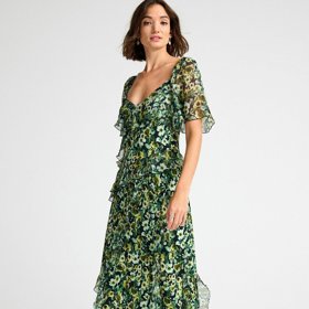 Vyhýbat se není třeba ani výraznějším potiskům. S volánky a odlehčenými materiály skvěle fungují. (Next, 2 150 Kč)