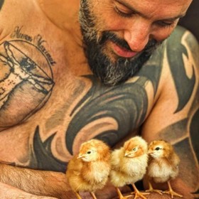 Zpěvák Václav Noid Bárta chová slepice od kuřátek.