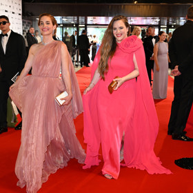 Tradičně zdobí Vary bok po boku. Herečky Petra Nesvačilová a Hana Vagnerová. Ta oblékla plisovanou róbu Jamemme a šperky Messika.