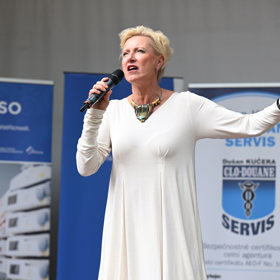 Renata Drössler zazpívala na soustředění soutěže Anděl mezi zdravotníky. 