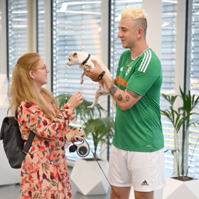 Herec Jakub Štáfek během rozhovoru pro Lifee. Pochoval si redakčního psa Čendu. 