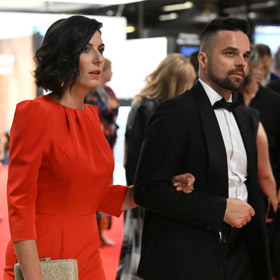 Markéta Pekarová Adamová doladila červenou róbu s rukávy třpytivým psaníčkem a především náramně slušivým zvlněným účesem.