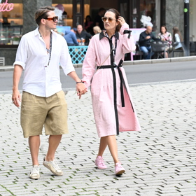 Daniela vynesla světle růžové šaty. 