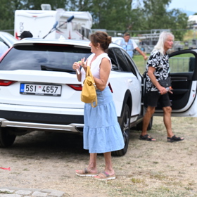 Marie Rottrová vynesla trend letošního léta, džínovou sukni v délce do poloviny lýtek.