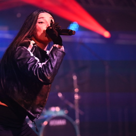 Pam Rabbit obráží jeden fesťák za druhým. 