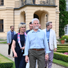 Petr Pavel přijel s Evou Pavlovou na zámek v Lánech.