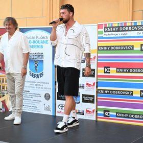 Matyáš Hložek se svým tátou zazpívali společnou píseň.