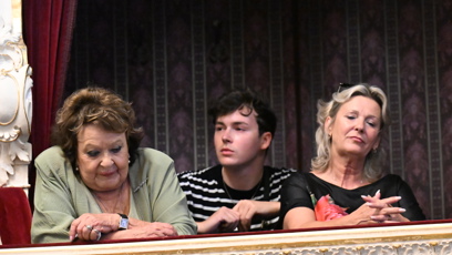 FOTO: Jiřina Bohdalová shlíží z balkonu.