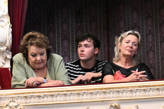 FOTO: Jiřina Bohdalová shlíží z balkonu. – stránka 1549