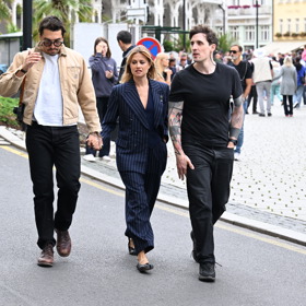 Jordan Haj a Emma Smetana v jednom z konzervativnějších outfitů.