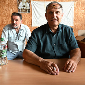 Pavel Kikinčuk se v divadle zřítil z pódia přímo do propadla.