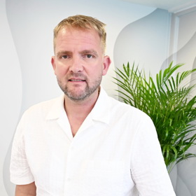 Moderátor Libor Bouček se rád obléká elegantně a na velké módní experimenty si nepotrpí. 