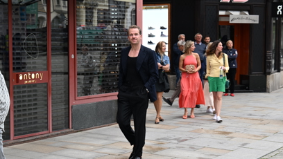 FOTO: Stanislav Majer bloumá po kolonádě.