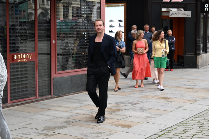 FOTO: Stanislav Majer bloumá po kolonádě. – stránka 1010