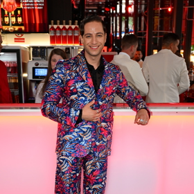 Zpěvák Milan Peroutka oblékl na Campari party nepřehlédnutelný barevný pánský oblek. 