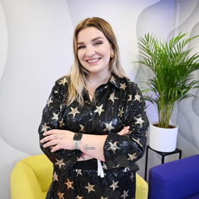 Stand-up komička Simona First navštívila karlovarský filmový festival. 