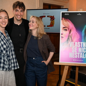 Herečka Elizaveta Maximová s kolegyní Denisou Barešovou 