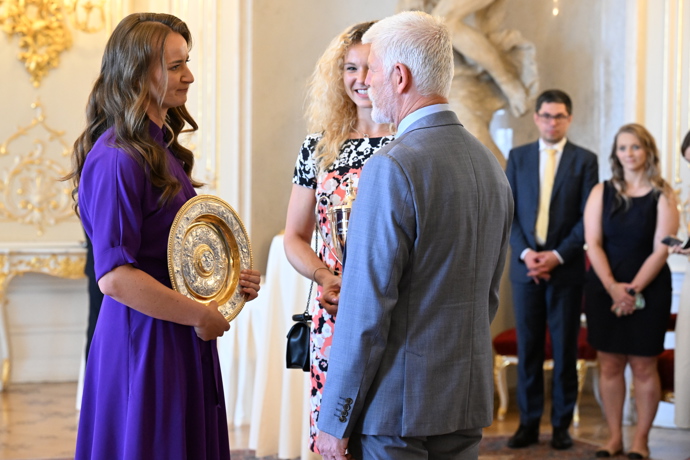 FOTO: Společně si popovídali. – stránka 49