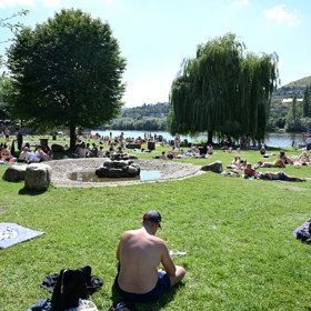 Můžete jen relaxovat na trávě a osvěžit se u sprch. 