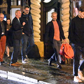 Ivan Trojan na nočním tahu ve čtvrtek večer opět v tom samém outfitu. 