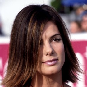 Konec devadesátek, konkrétně rok 1999, představil Sandru Bullock jako progresivní trendsetterku. To když si své jindy hladce upravené či podfoukané mikádo rozverně vytočila směrem ven. Rošťácká proměna jí šla k duhu.