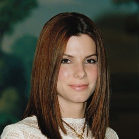 Začátek nového milénia, rok 2001, a herečka Sandra Bullock prezentující hit tehdejších vlasových trendů, hladké dlouhé mikádo s pěšinkou uprostřed.