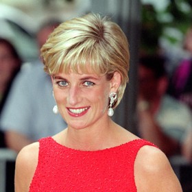 Princezně Dianě se šest týdnů před smrtí povedl husarský kousek - zcela mediálně zazdít oslavu padesátin své velké sokyně Camilly. 