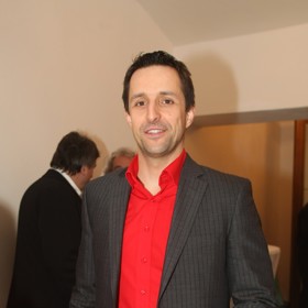 Herec a moderátor Tomáš Krejčíř má slabost pro rudé "ferrari" košile.