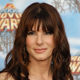 Rok 2005 a udílení cen MTV Movie Awards, které ozdobil hravý střapatý účes s řidší ofinkou v kaštanových tónech. Tahle varianta ofiny herečce slušela.