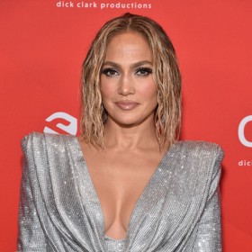 Utne se ale i mistryně dokonalého vzhledu Jennifer Lopez. Hispánskou krásku zradilo mokrým vzhledem okořeněné blond mikádo. a výsledek stojí někde mezi dobrou a špatnou variantou.