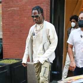 Cargo kahoty, sluneční brýle, výrazné šperky, nepostradatelné tenisky. To je jeden z obvyklých modelů amerického rappera  s pseudonymem Travis Scott.