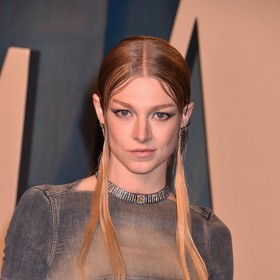 Další nevydařený wet look, který díky typu účesu ani příliš nelichotil slechům herečky a aktivistky Hunter Schafer, která dříve byla mužem.