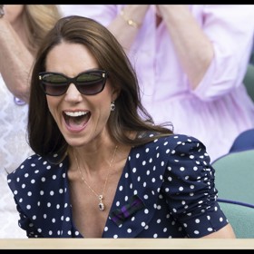 Doplnila je slunečními brýlemi Bvlgari a safírovými náušnicemi a náhrdelníkem. 