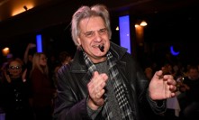 Slávek Boura na oslavě 60. narozenin Pavla Vohnouta ze skupiny Maxíci.