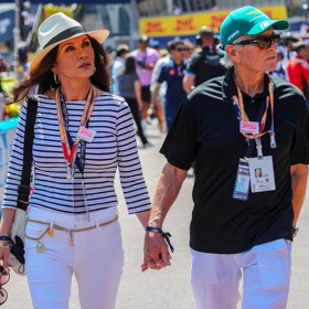 Catherine Zeta-Jones a její manžel Michael Douglas se museli postavit stalkerce Dawnette Knight. Ač se s Michaelem nikdy nesetkala, milovala ho. Když se pak dozvěděla o Catherine, poslala jí několik děsivých dopisů. Vyhrožovala jí, že pokud se ho nevzdá, nakrmí jejím tělem psy.