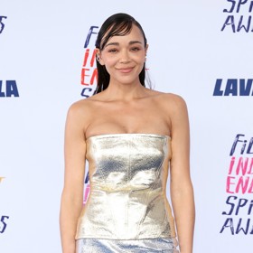 Nepovedeně dopadla i tato vlhkým efektem slepená ofinka herečky Ashley Madekwe.