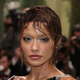 Asi nejhorší wet look poslední doby předvedla na letošním Met Gala zpěvačka Rita Ora.