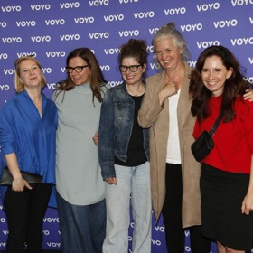 Režisérky seriálu Mozaika, Jasmina Blažević (druhá zleva) a Lenka Wimmerová (druhá zprava) spolu s autorkou scénáře Alicí Nellis (uprostřed).